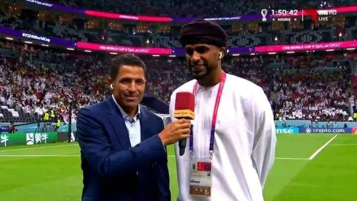 Houcine Ammouta interviewant une personnalité lors de la cérémonie d'ouverture de la Coupe du monde 2022.