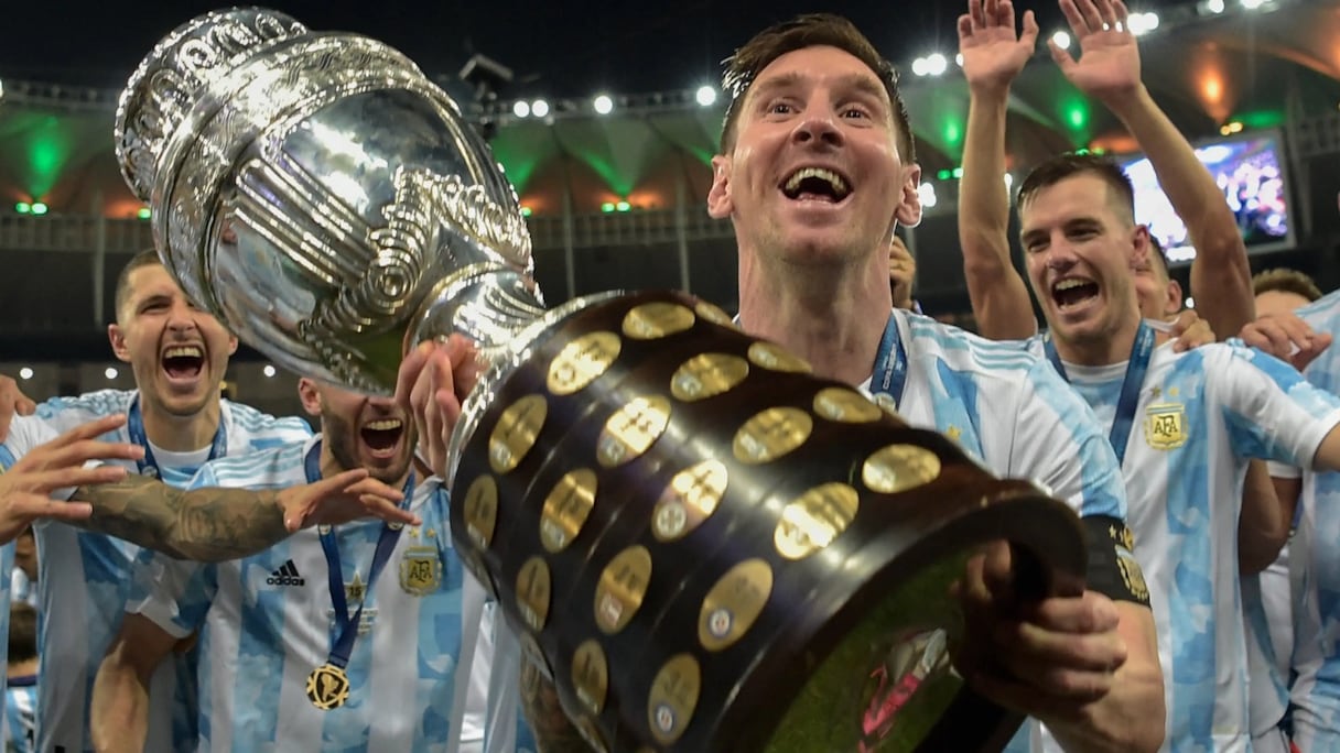 Lionel Messi brandissant le trophée de la Copa America