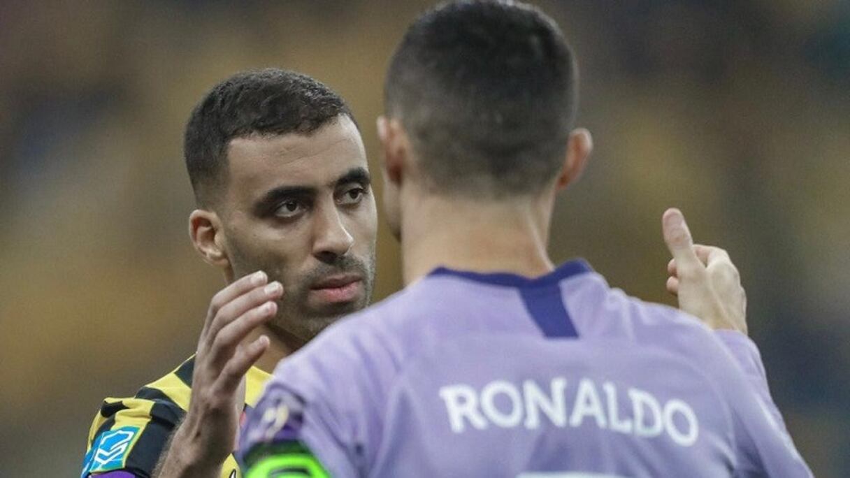 Abderrazak Hamdallah et Cristiano Ronaldo lors d'une ancienne confrontation entre Al Ittihad et Al Nassr.