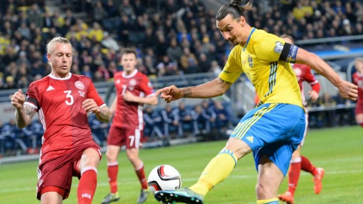 L'attaquant et capitaine suédois Zlatan Ibrahimovic face au défenseur danois Simon Kjaer.