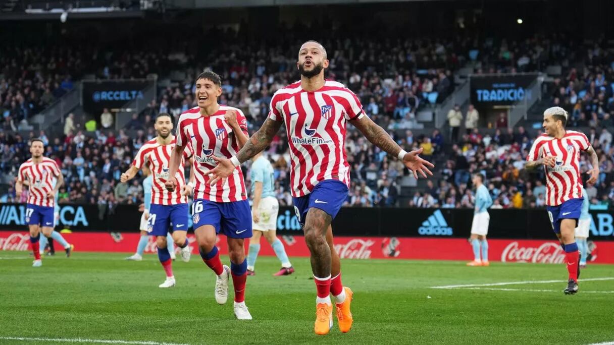 Memphis Depay célèbre avec ses coéquipiers de l'Atlético Madrid son but victorieux contre le Celta Vigo, le 12 février 2022.