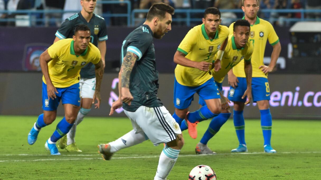 Lionel Messi face aux joueurs du Brésil