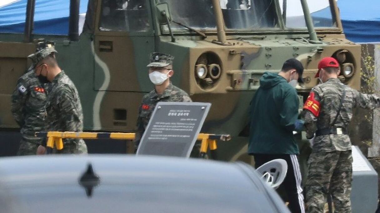 L'attaquant de Tottenham Son Heung-min, avec une casquette noire, à son arrivée sur une base militaire de l'île de Jeju pour trois semaines de formation le 20 avril 2020