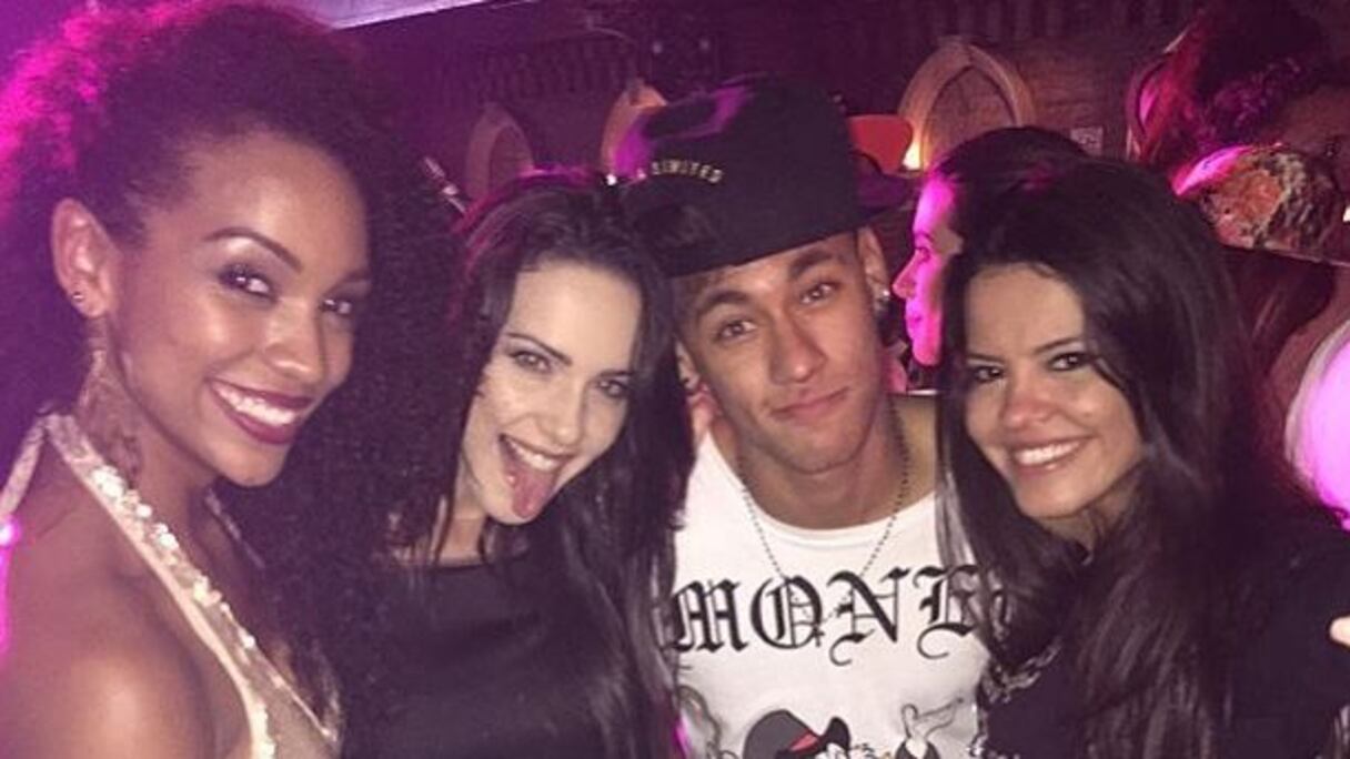 Neymar est souvent bien entouré en boîtes de nuit