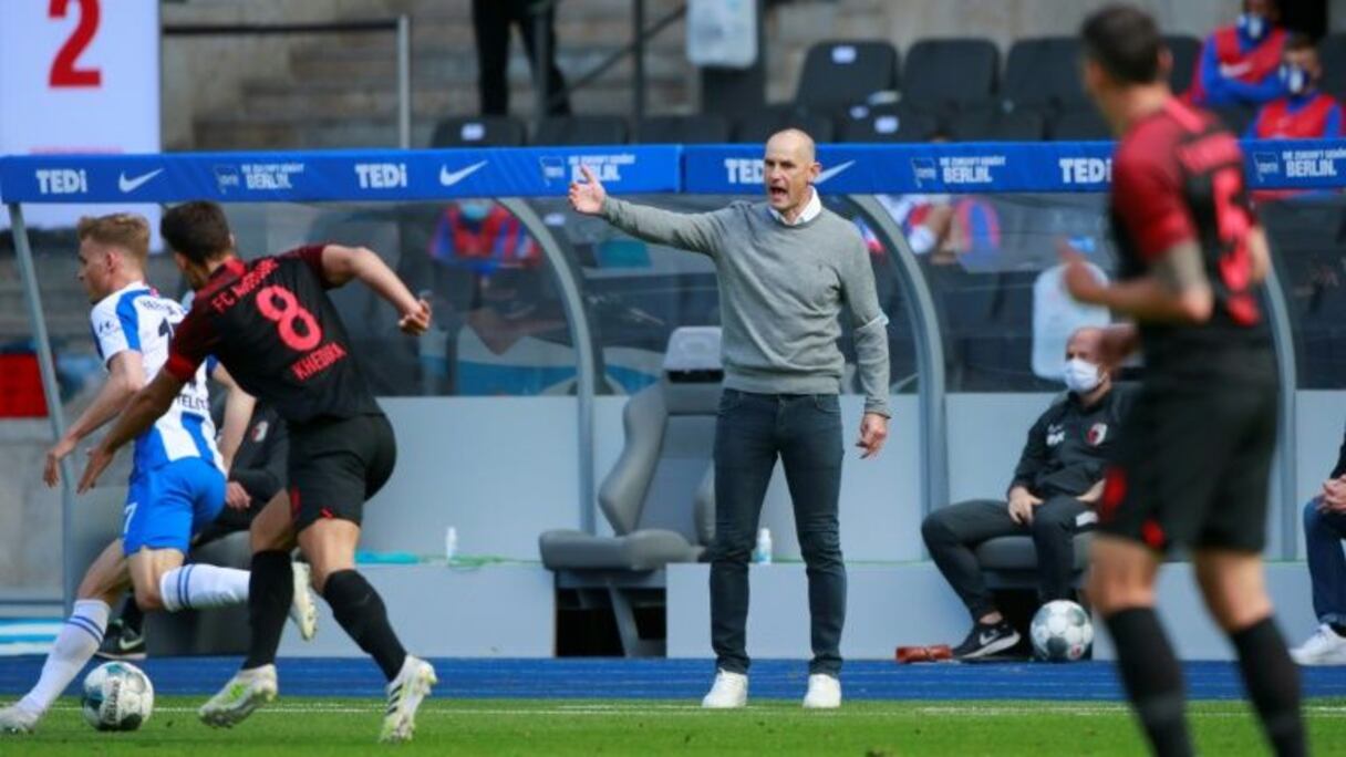 L'entraîneur d'Augsbourg, Heiko Herrlich (c), lors du match de Bundesliga sur le terrain du Hertha Berlin, le 30 mai 2020.