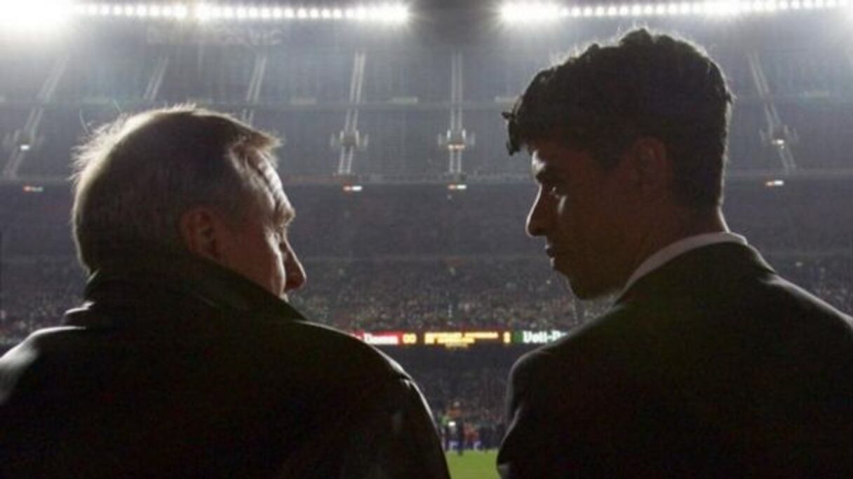 Cruyff, toujours très influent en Catalogne
Son influence auprès du président du Barça, Lapota, ainsi que de l'ex-entraîneur Frank Rijkaard n'a cessé de grandir au cours des années. C'est même la raison principale du départ fracassant du vice-président Sandro Rosell à l'été 2005, devenu depuis président du Barça.