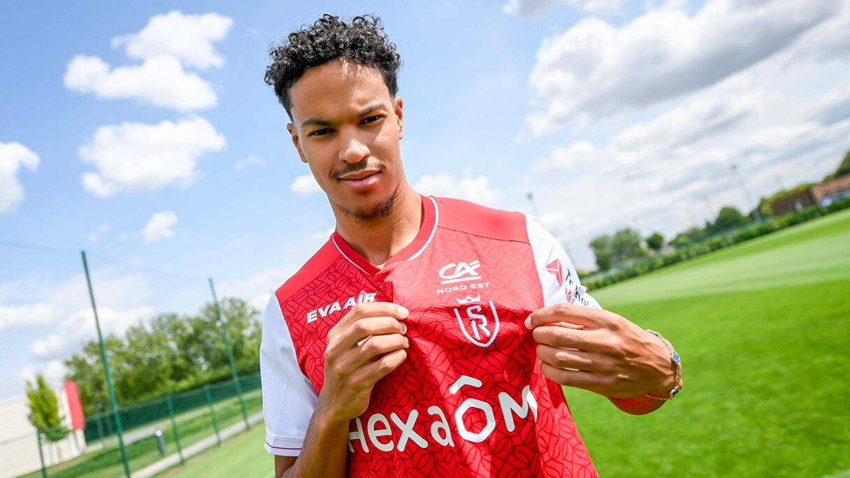 Amine Salama arborant le maillot rémois.