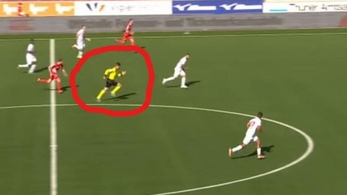 L'arbitre suisse Urs Schnyder poussant un sprint hallucinant.