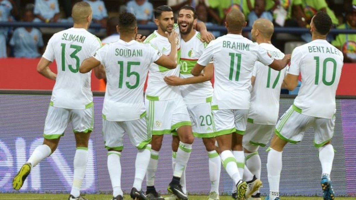 Les joueurs algériens se congratulent après l'égalisation de Riyad Mahrez contre le Zimbabwe à la CAN, le 15 janvier 2017 à Franceville.