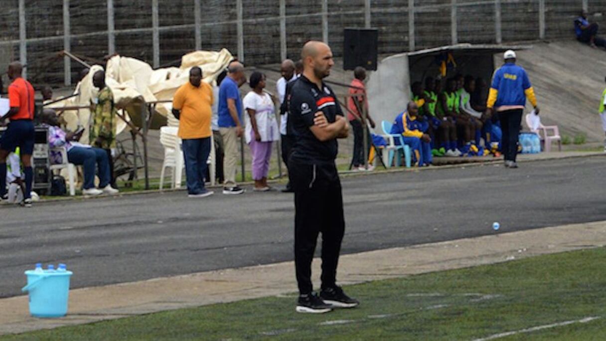 L'entraîneur du FUS, Walid Regragui, lors du match aller face à l'USM Loum à Douala.