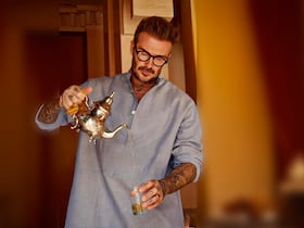 David Beckham, dans le spot promotionnel tourné à Marrakech pour le lancement de la collection automne-hiver 2025 de sa ligne de lunettes de soleil, DB Eye Wear.