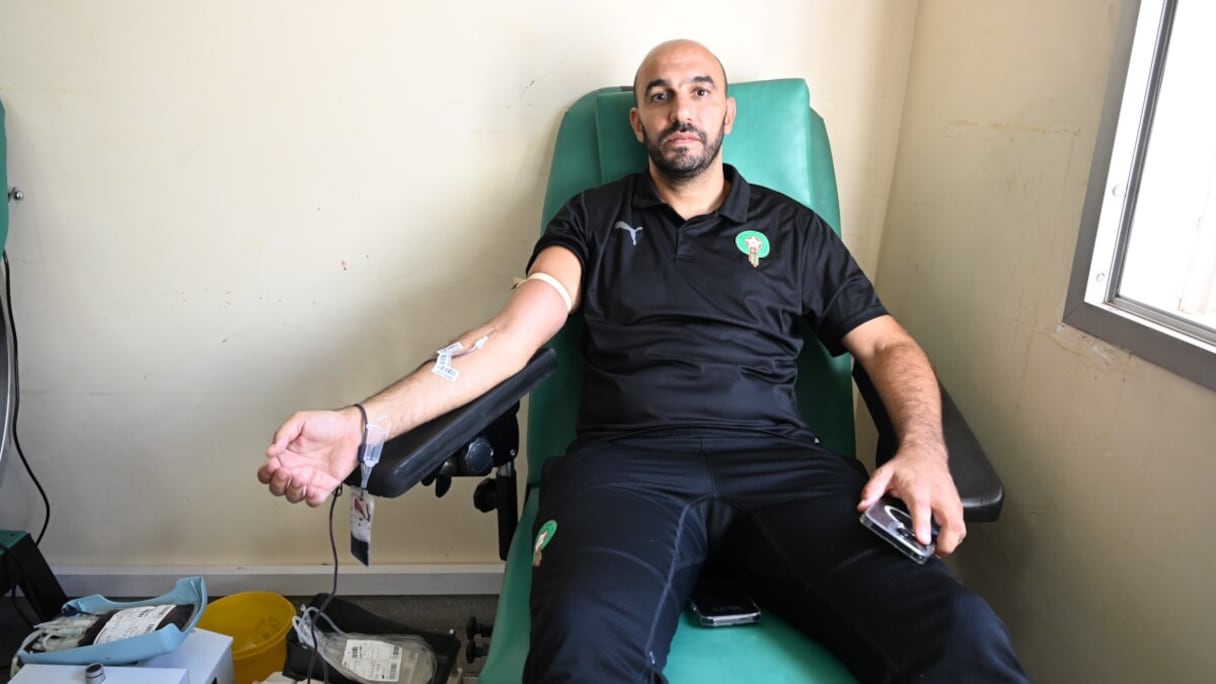 Walid Regragui au Centre régional de transfusion sanguine (CRTS) d'Agadir, le samedi 9 septembre.