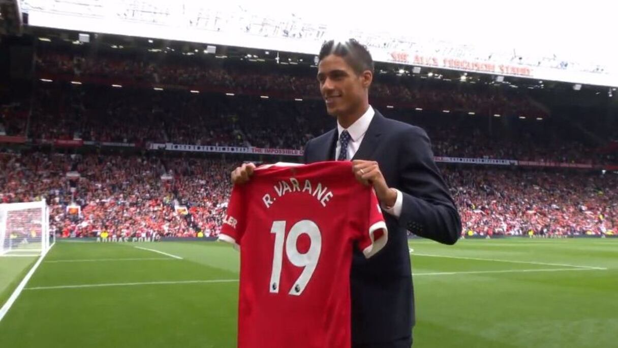 Raphaël Varane présenté à Old Trafford.