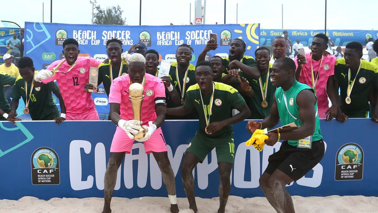 L’équipe sénégalaise de beach-soccer, vainqueur de la CAN 2022.