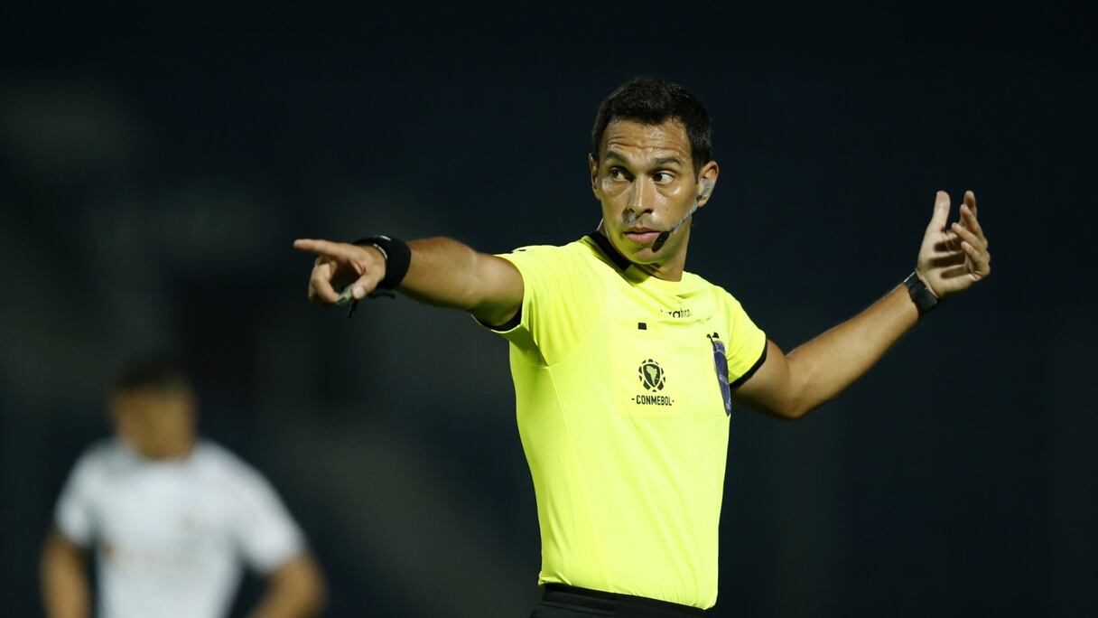 L’arbitre argentin Facundo Tello.