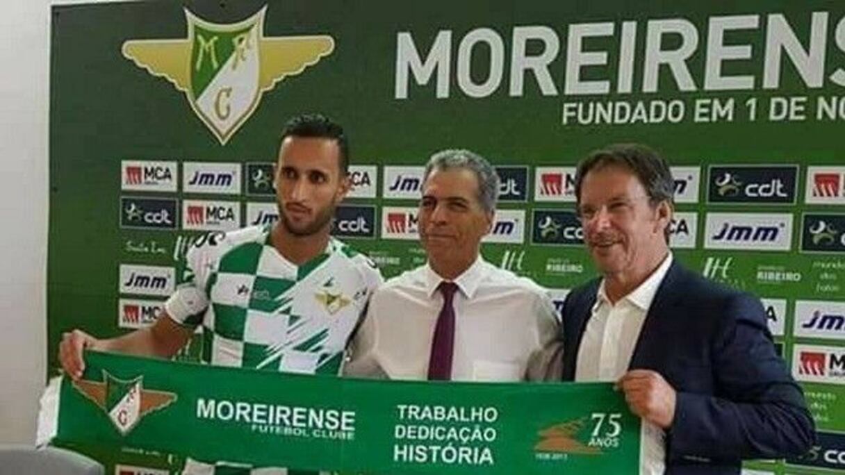 Les dirigeants de Moreirense présentent leur nouvelle recrue, le marocain Mohamed Abarhoun