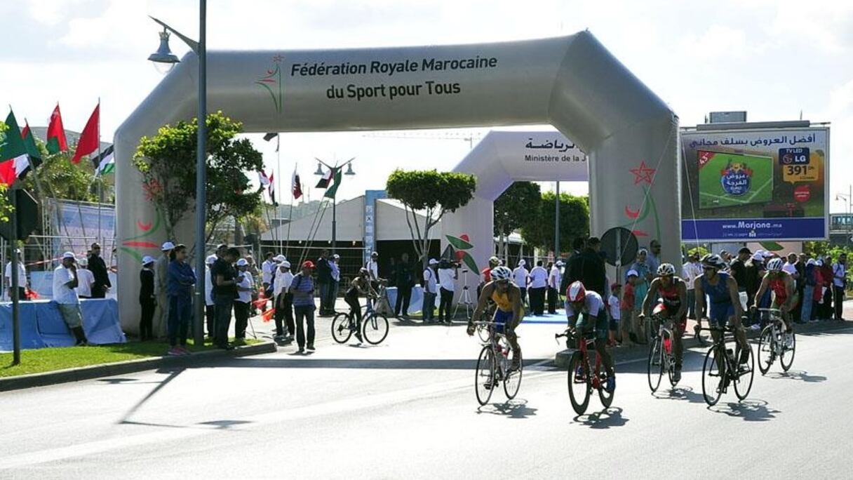 Majid Amahroq (au centre), président de la Fédération royale marocaine de triathlon.