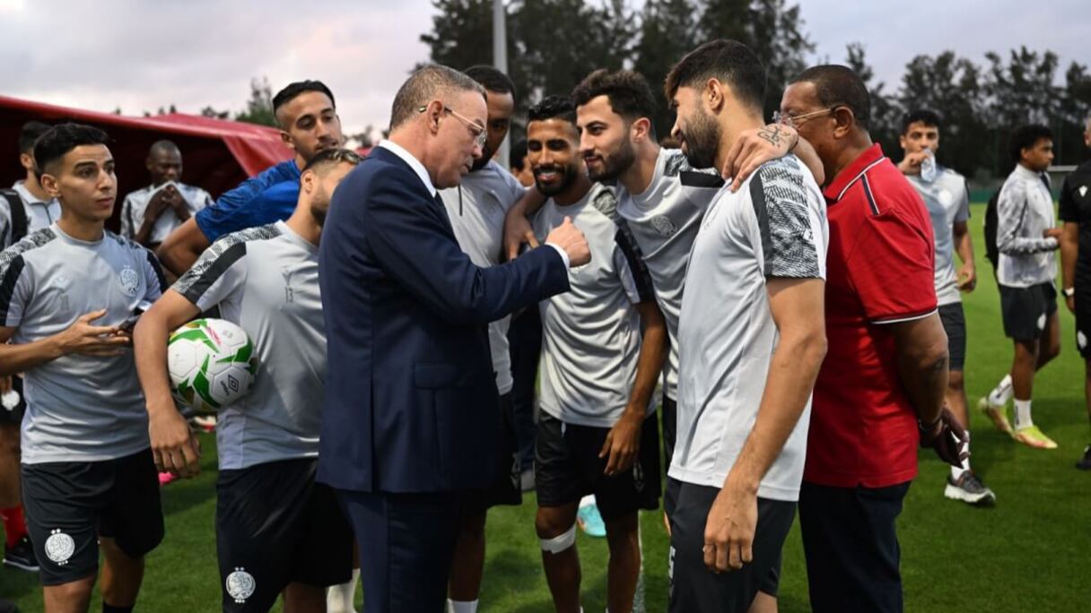 Fouzi Lekjaa avec les joueurs du Wydad, le jeudi 8 juin au Complexe Mohammed VI.