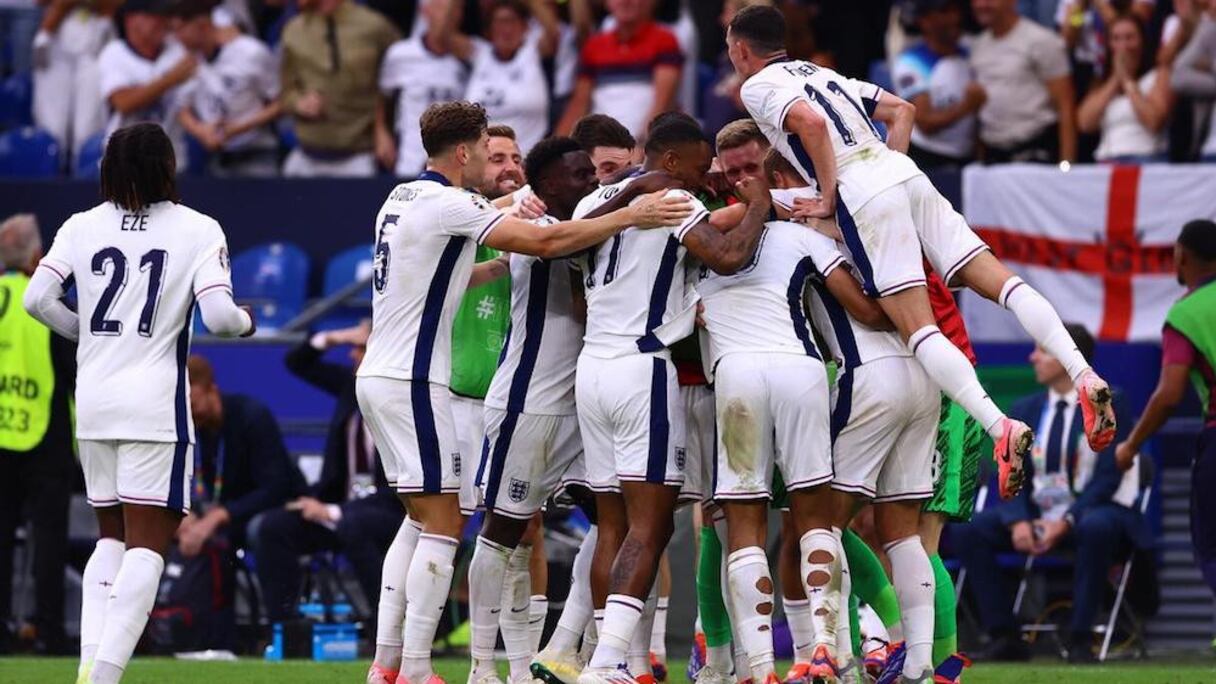 Les joueurs anglais exultent après la victoire face à la Slovaquie en 8e de finale de l’Euro-2024, le 30 juin 2024.