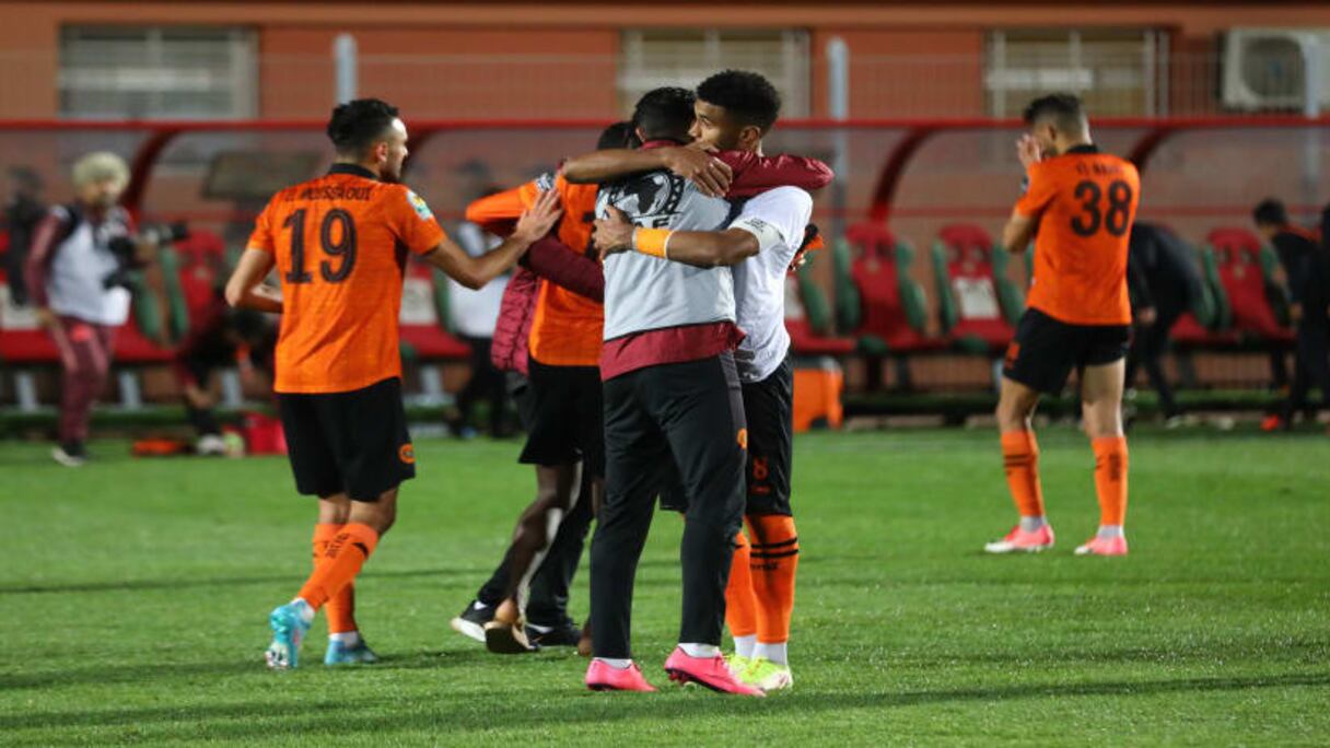 Les joueurs de la Renaissance sportive de Berkane se congratulent après la qualification en demi-finale de la Coupe de la CAF.