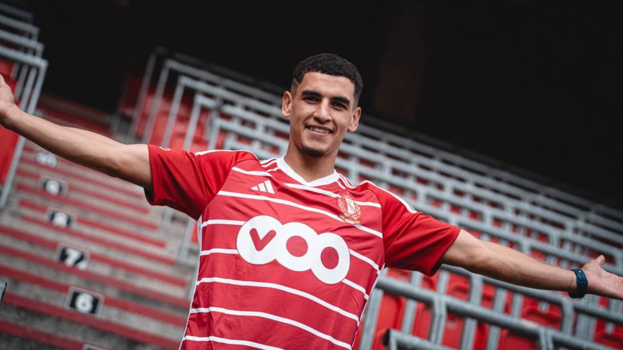 Soufiane Benjdida posant les couleurs du Standard de Liège.