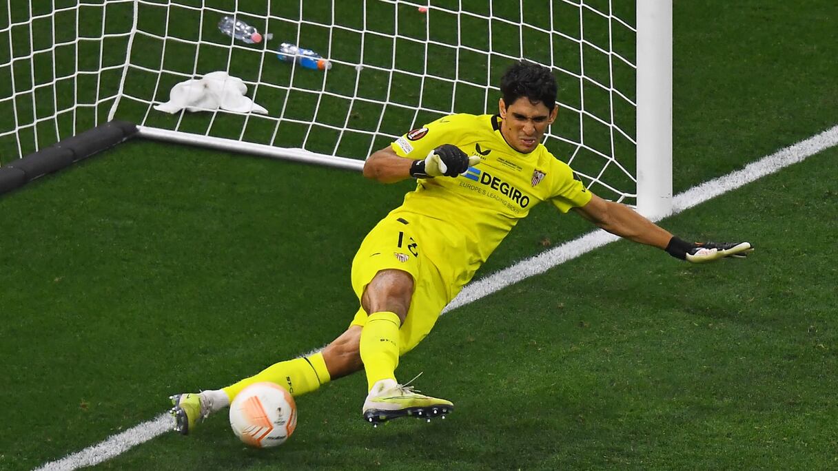 Yassine Bounou contre le penalty de Gianluca Mancini, mercredi 31 mai, en finale de la Ligue Europa.