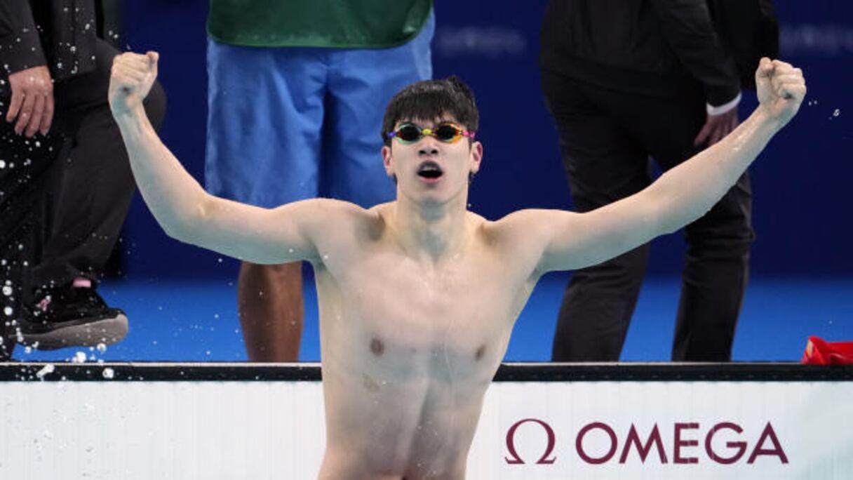 Le nageur chinois Pan Zhanle remporte le 100 m nage libre des JO de Paris et bat le record de la distance