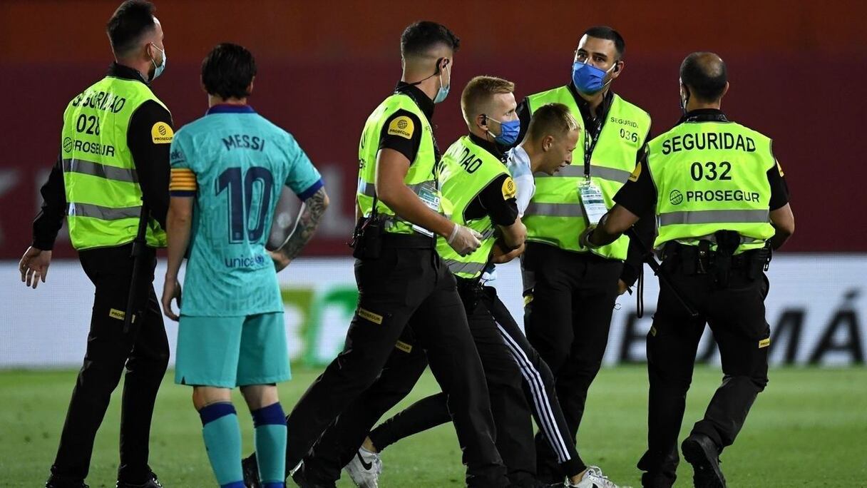 Un fan de Messi a interrompu le match Majorque-Barça du 13 juin.