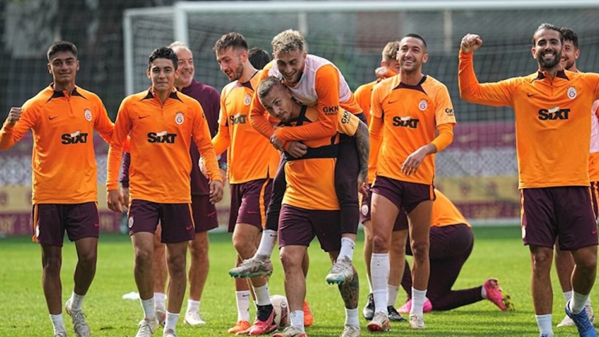 Hakim Ziyech avec le groupe de Galatasaray, le 25 octobre 2023.