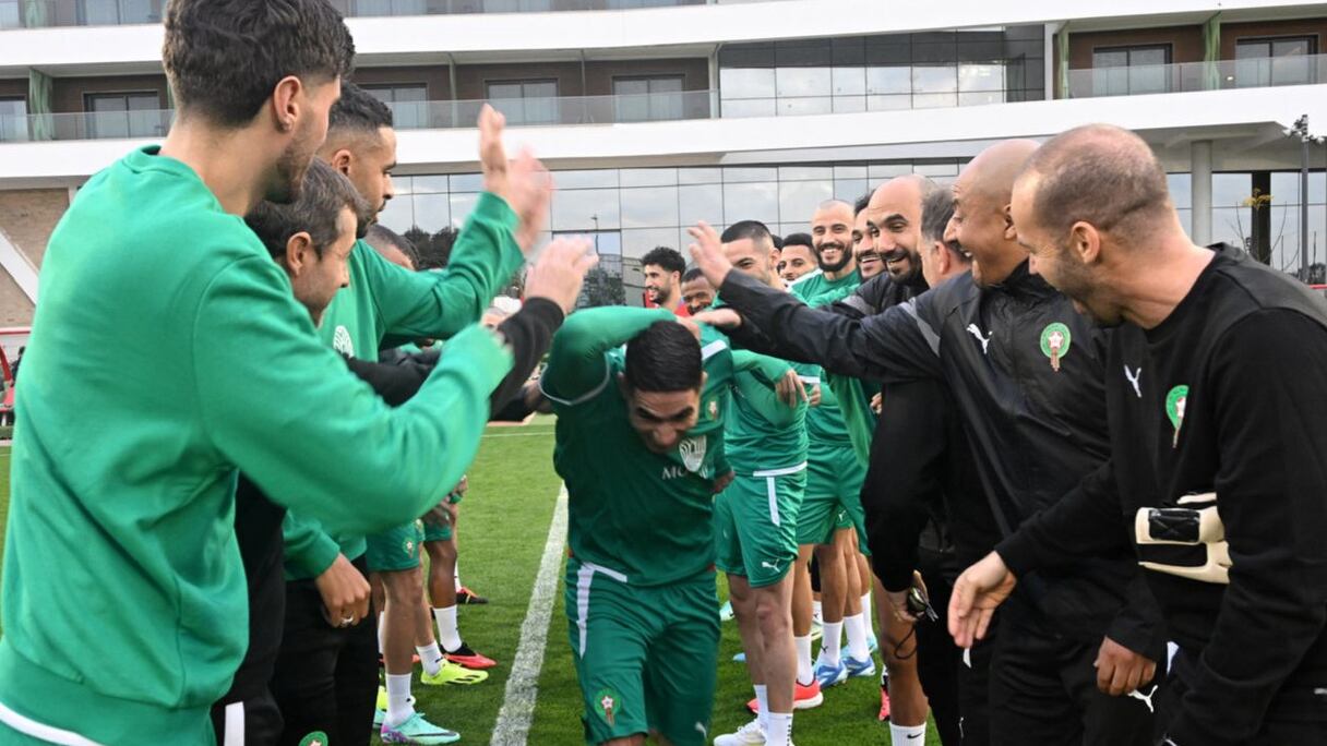 Achraf Hakimi célébré par les Lions de l'Atlas au lendemain de son sacre avec le PSG en finale du Trophée des champions, le jeudi 4 janvier 2024 au Complexe Mohammed VI de football.