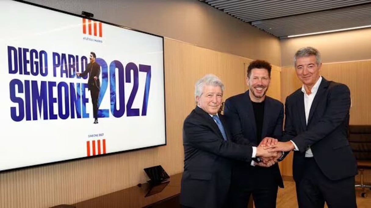 Diego Simeone avec des responsables de l’Atletico de Madrid au siège du club, le 9 novembre 2023.