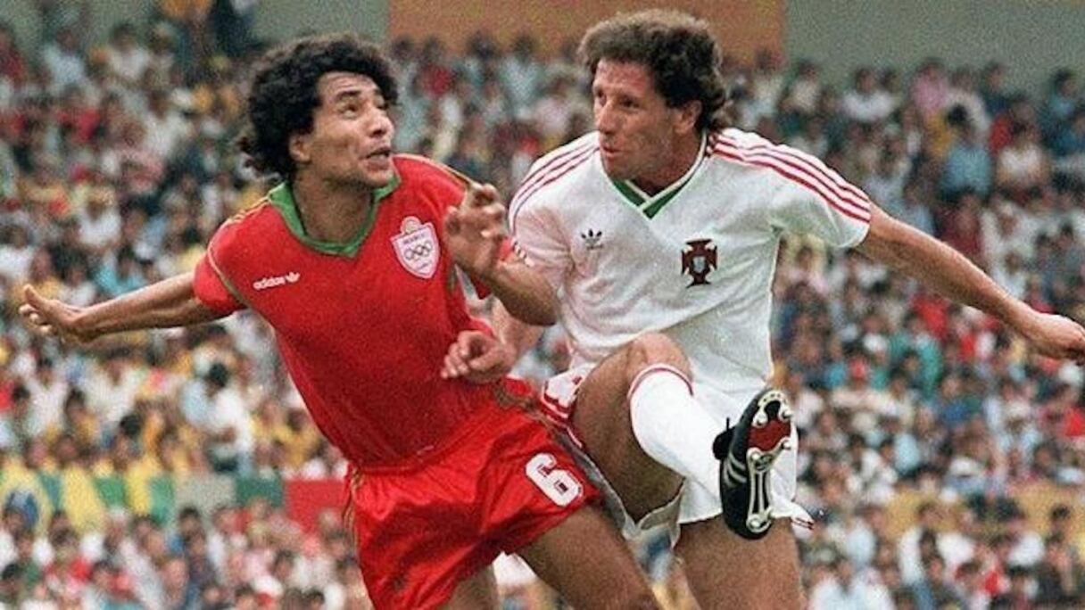 Feu Abdelmajid Dolmy en lutte avec un joueur allemand lors du Mondial 86.