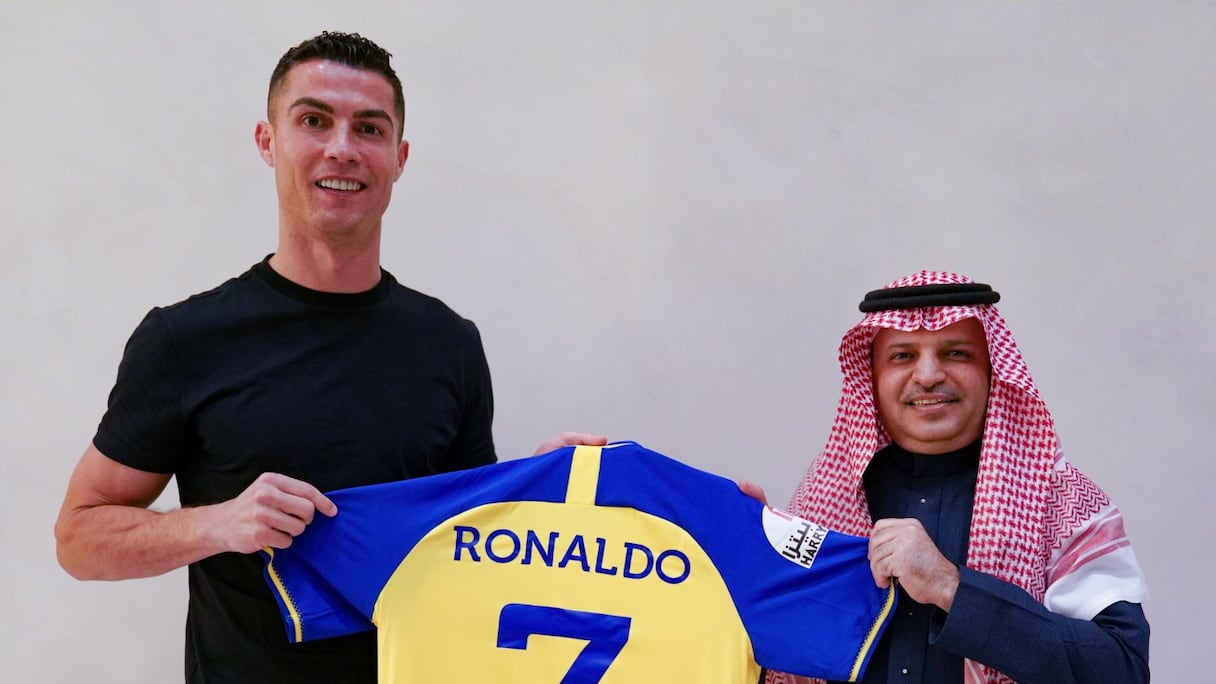 Cristiano Ronaldo avec le président du club saoudien d'Al-Nassr Musalli Al-muammar.