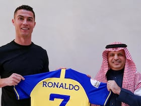 Cristiano Ronaldo avec le président du club saoudien d'Al-Nassr Musalli Al-muammar.