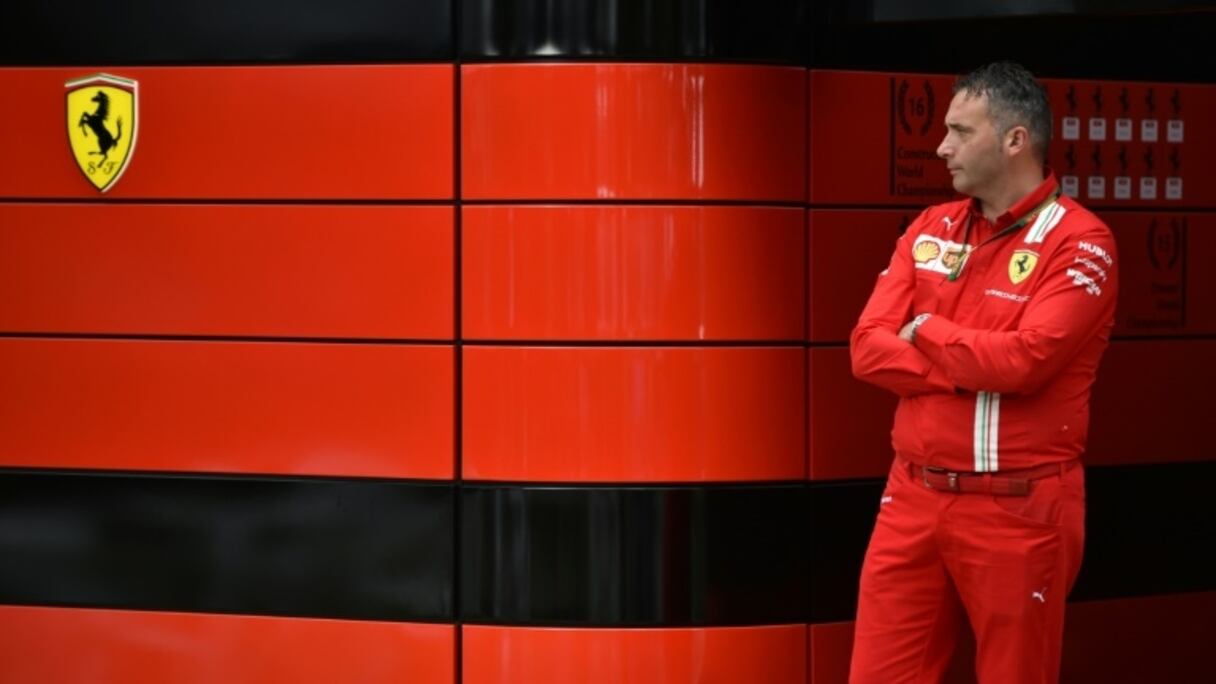 Un membre de l'écurie Ferrari devant les stands de la Scuderia, vendredi 13 mars à Melbourne en Australie