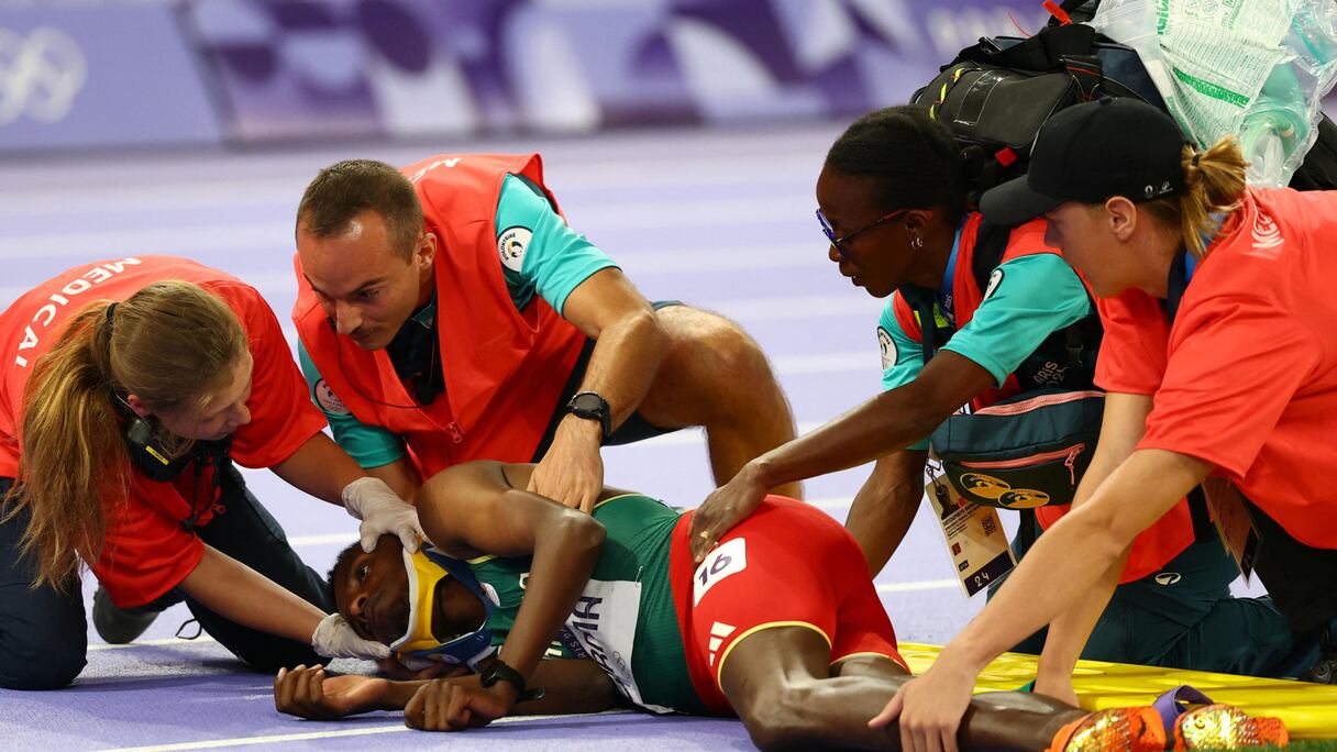 L'Éthiopien Lamecha Girma reçoit des soins médicaux lors de la finale du 3000 m steeple hommes de l'épreuve d'athlétisme aux Jeux Olympiques de Paris 2024
