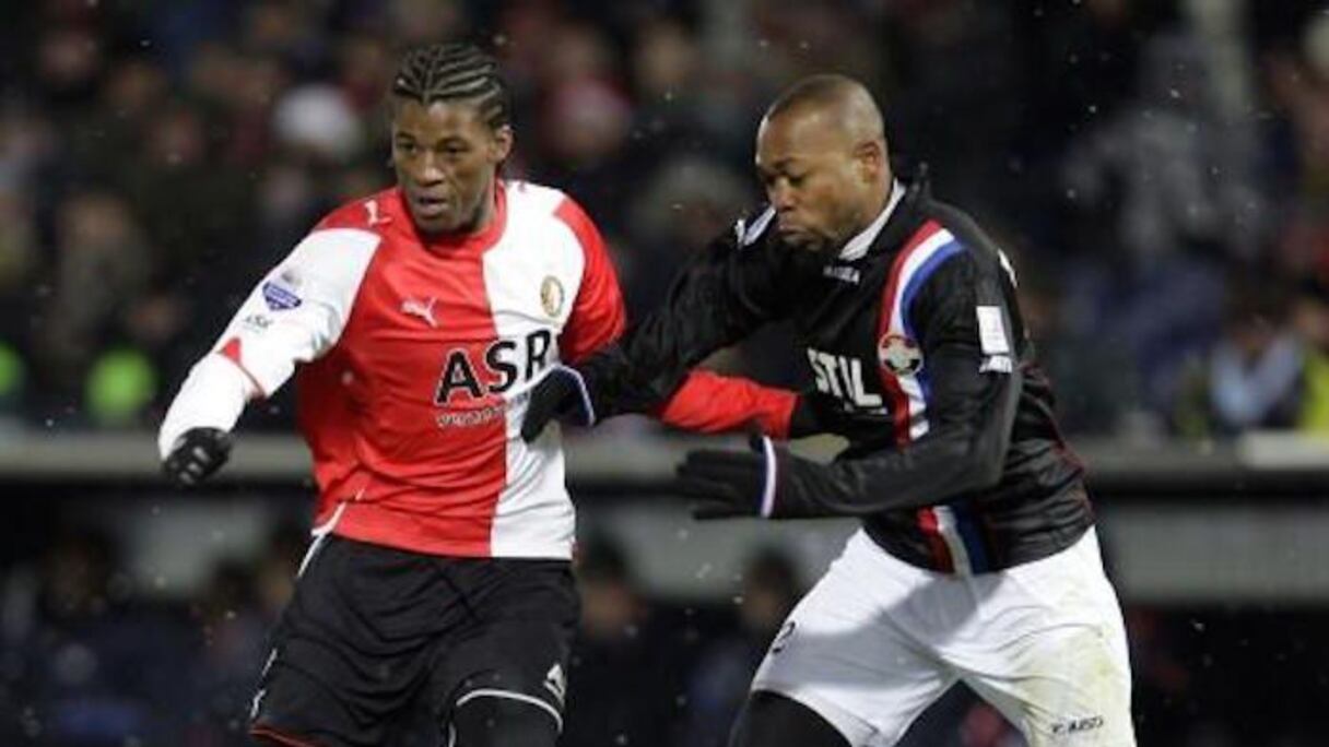 Le milieu de terrain de Willem II Ibrahim Kargbo (d), lors d'un match d'Eredivisie contre le Feyenoord à Rotterdam, le 19 décembre 2009.
