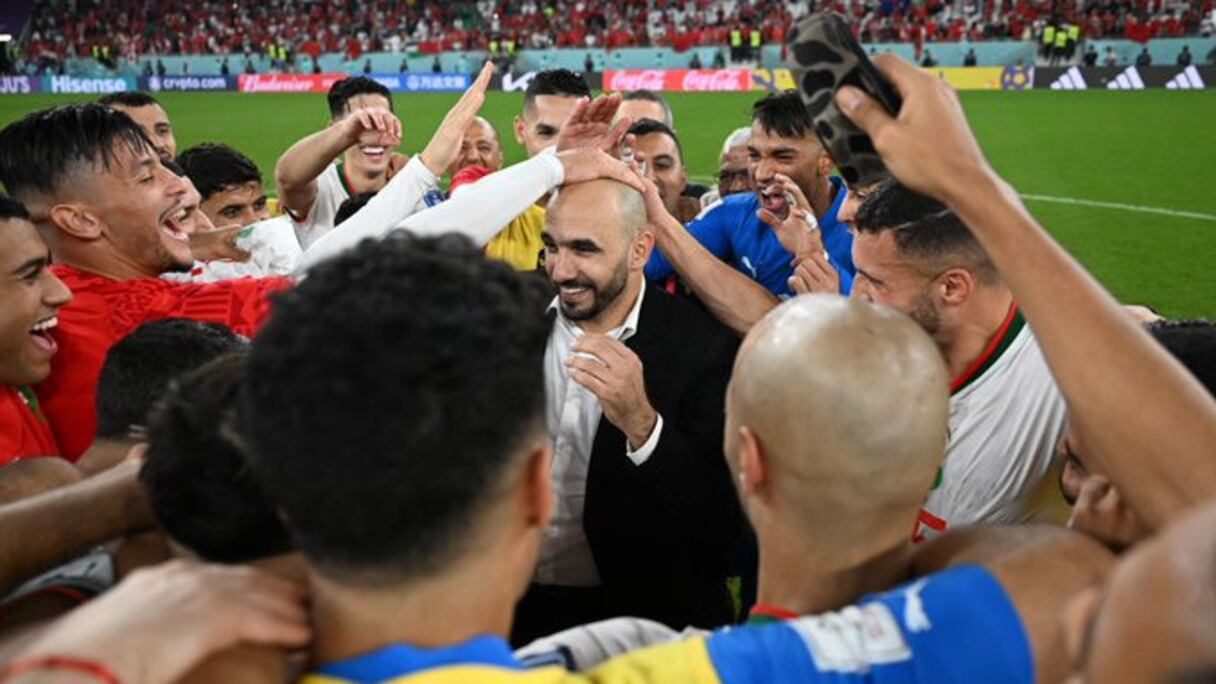 Walid Regragui célébrant avec les Lions de l'Atlas la qualification pour les huitièmes de finale du Mondial 2022.