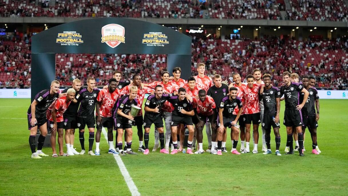 Les joueurs de Liverpool et du Bayen Munich posent ensemble, le 2 août à Singapour.