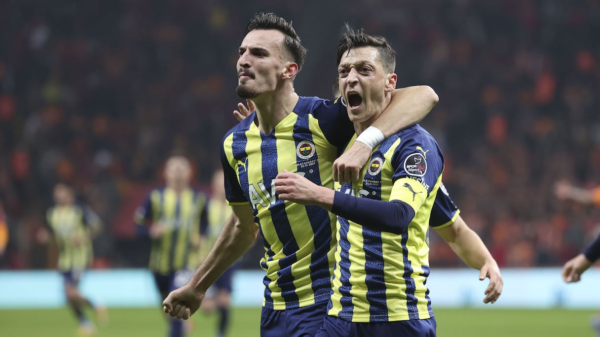 Mesüt Özil, capitaine de Fenerbahçe.