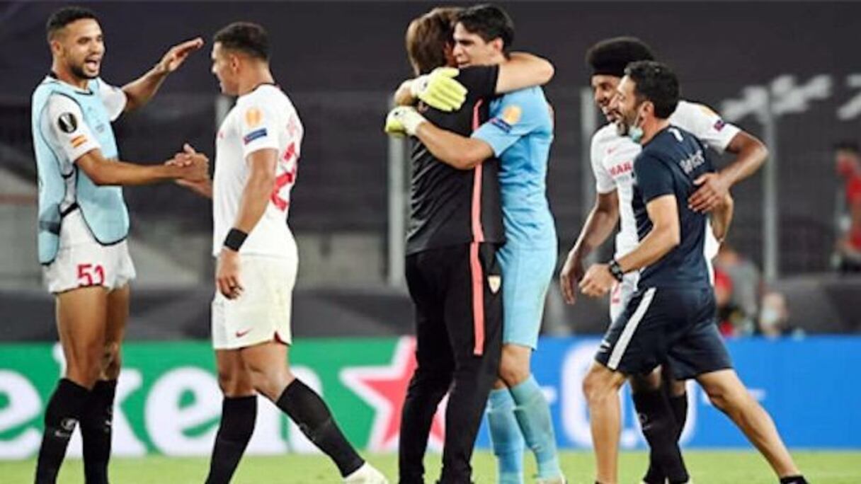 Youssef En-Nesyri et Yassine Bounou devant le trophée de l'Europa Ligue