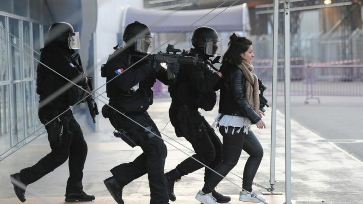 Des policiers français prennent part à un exercice de simulation d'un attentat au Stadium de Toulouse, le 14 avril 2016, en vue de l'Euro-2016.