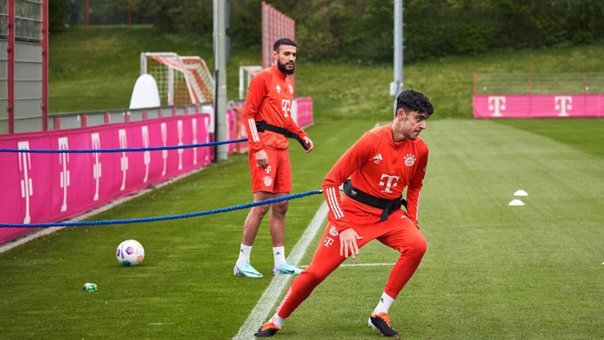 Noussair Mazraoui avec et Aleksandar Pavlović lors d'un entrainement individuel ce mercredi 10 avril 2024