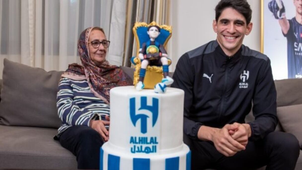 Yassine Bounou en compagnie de sa mère