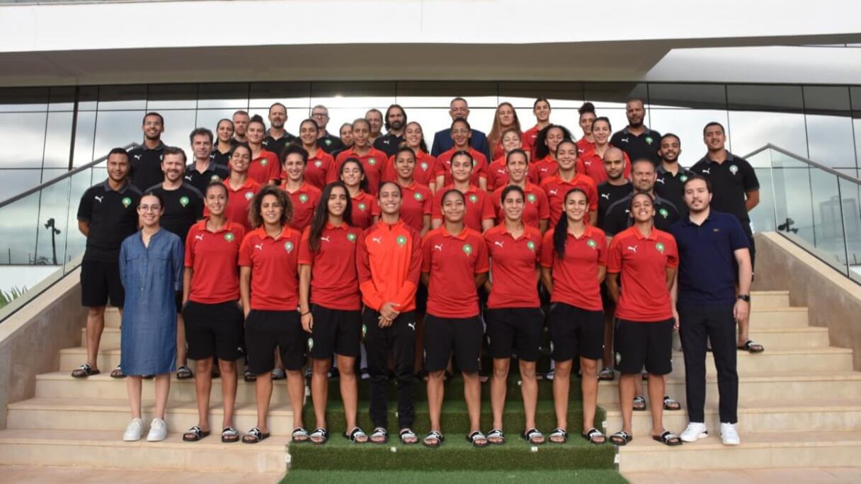 Fouzi Lekjaa, président de la Fédération royale marocaine de football, rend visite aux membres de la sélection féminine.