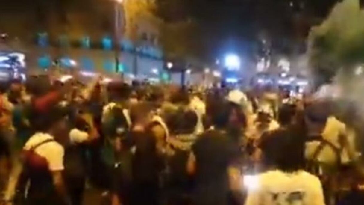 Les supporters du PSG en folie sur les Champs-Élysées.