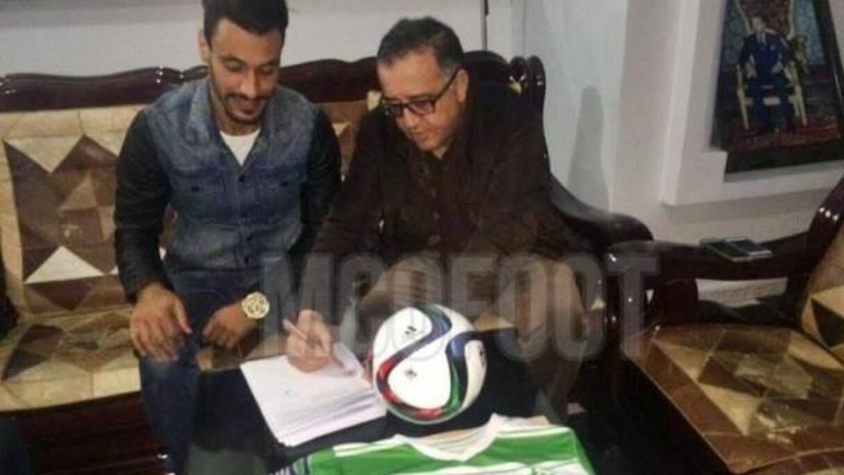 Mohamed Jaouad lors de la signature de son contrat avec le Mouloudia d'Oujda.