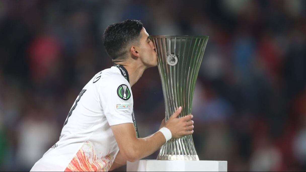 Nayef Aguerd avec le trophée de la Ligue Europa Conférence, le 7 juin 2023.