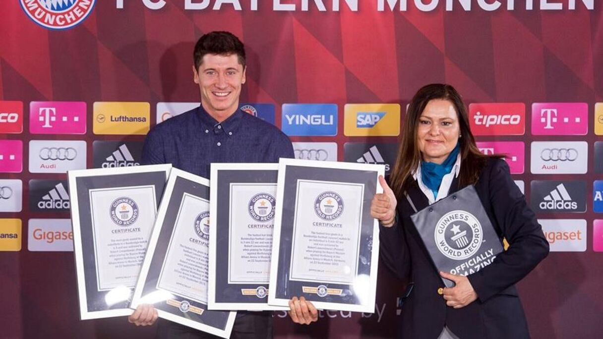 Robert Lewandowski a reçu ce lundi ses quatre certifications du Guinness des Records.
