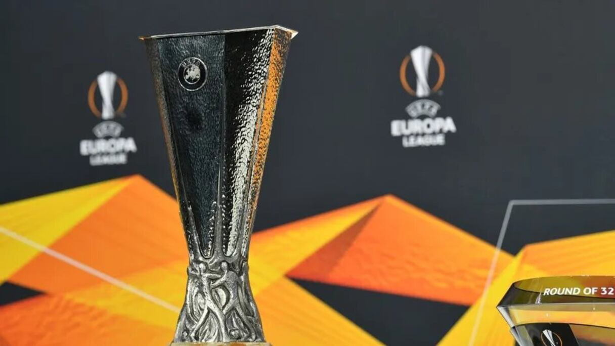 Le trophée de la Ligue Europa.